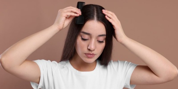 ¿Por qué sale la caspa y cómo eliminarla? Causas y soluciones