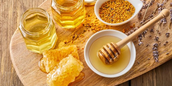 Propóleo y miel: ¿Cuáles son sus beneficios para tu cabello?